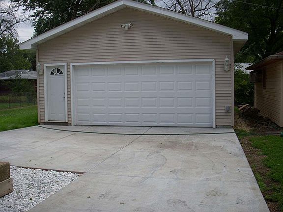 3rd image of 2118 Barton Blvd