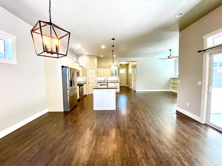 481 W Peck St — Photo 20