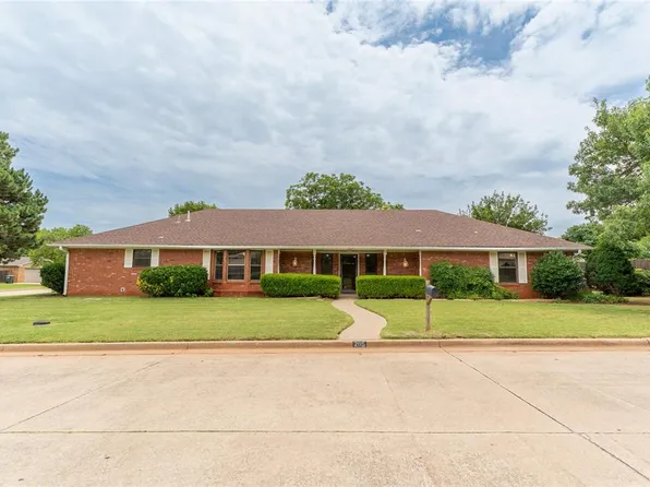 205 Randolph Rd, Clinton, OK 73601