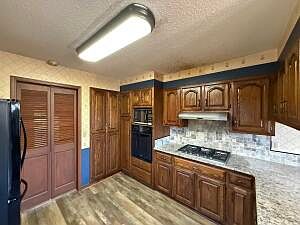 4th image of 320 N Sherman Cir