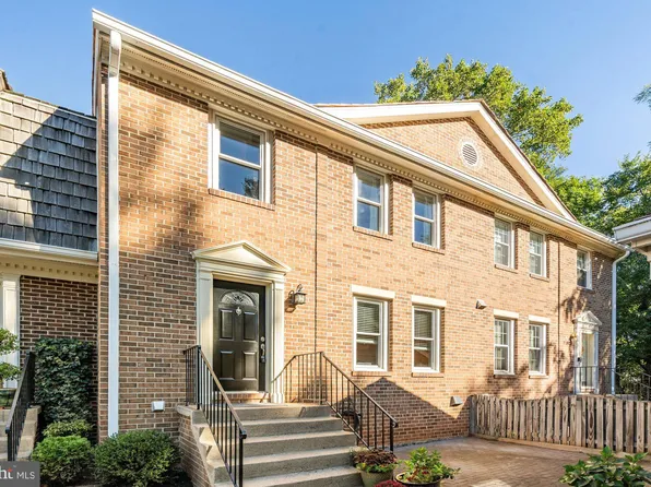 2902 Oakborough Sq, Oakton, VA 22124
