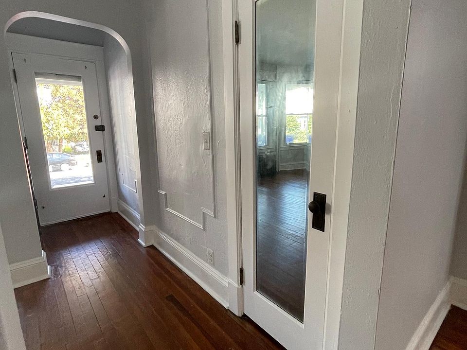 Entryway with closet