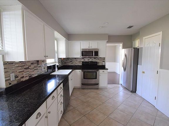4th image of 2734 River Oak Dr