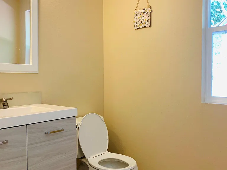 main floor 1/2 bath