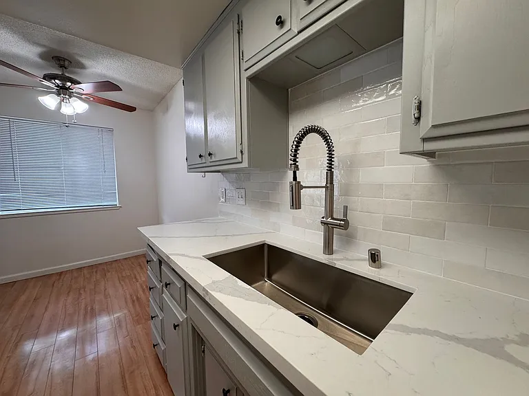 541 - 551 Morse Ave - Laurelwood — Photo 5