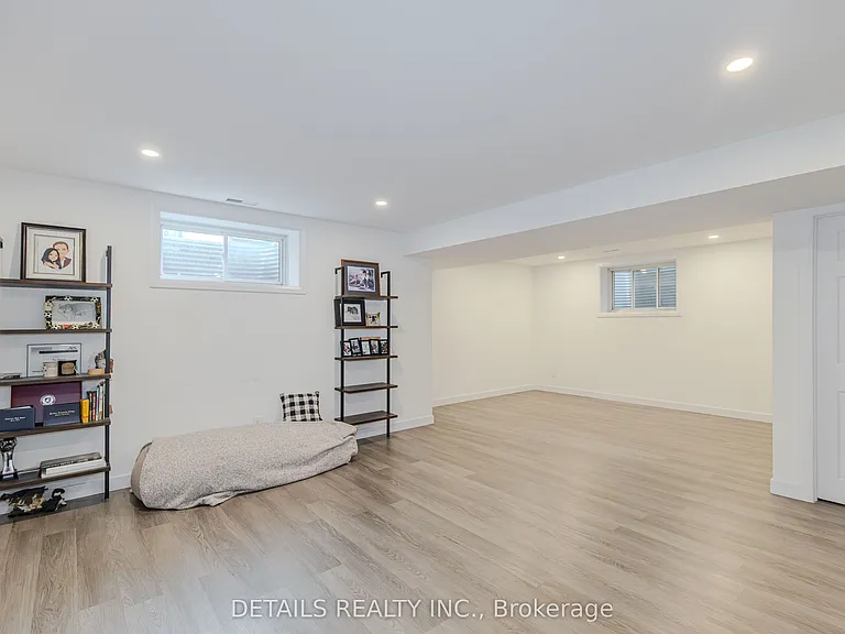 67 Viceroy Mews — Photo 34