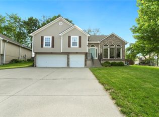 1200 SW Creekside Dr, Lees Summit, MO 64081