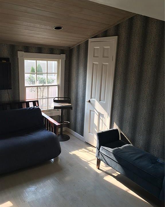 1st image of 3 Hillview Ln