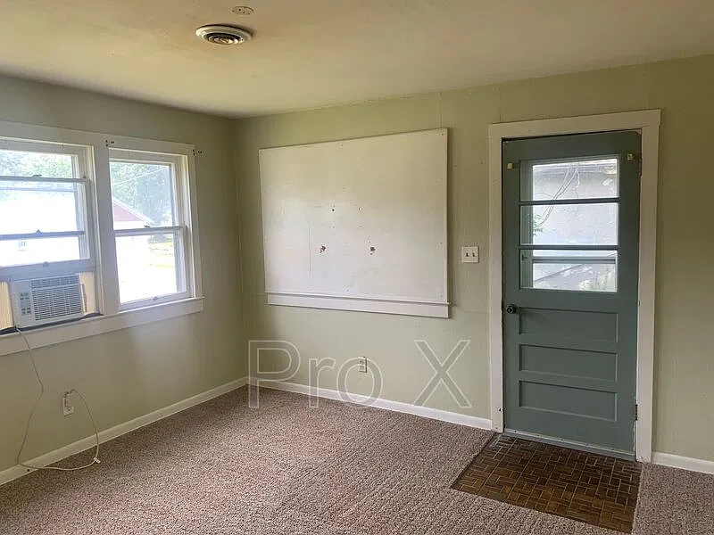 2 bed, 1.0 bath, $800 — Photo 3