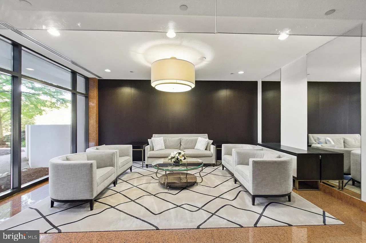 Atrium Condo — Photo 3