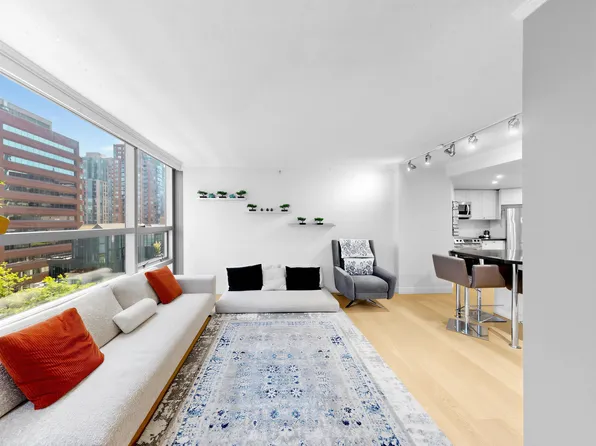 1050 Burrard St #708, Vancouver, BC V6Z 2S3