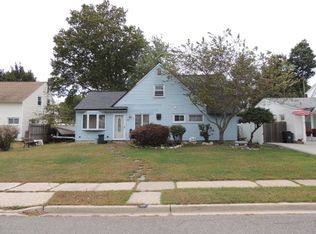 60 Tanager Ln, Levittown, NY 11756