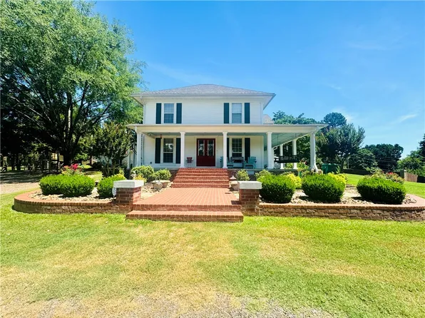 2816 Honeysuckle Ln, Russellville, AR 72801