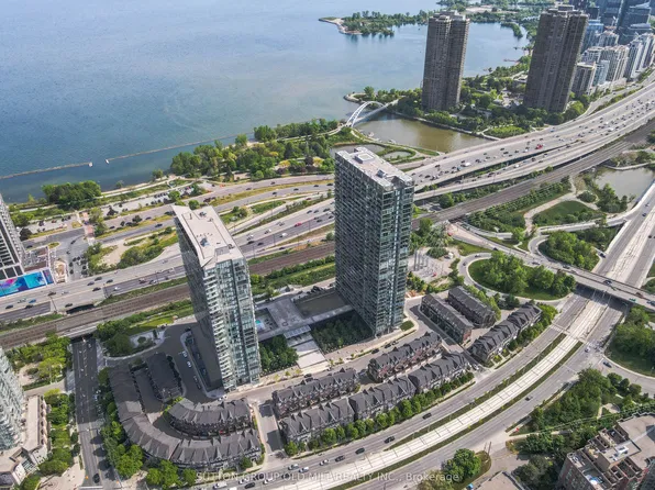 105 The Queensway #812, Toronto, ON M6S 5B5
