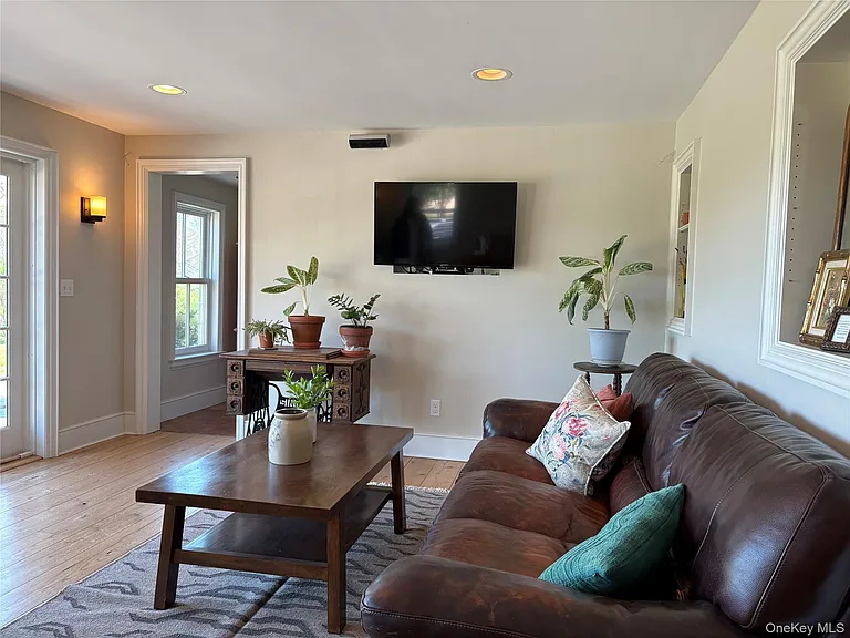 184 Twomey Ave — Photo 10
