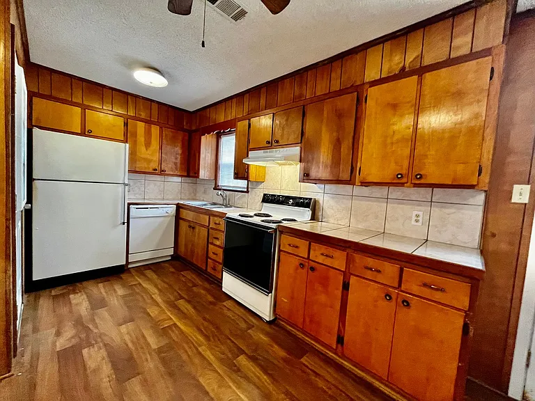 120 Western Hills Dr — Photo 4