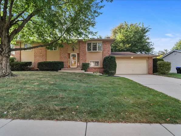 109 S Devonshire Dr, Bloomington, IL 61704