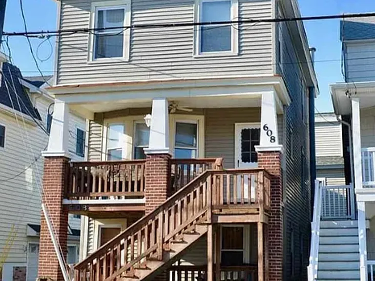608 E 6th St #1 — Photo 1