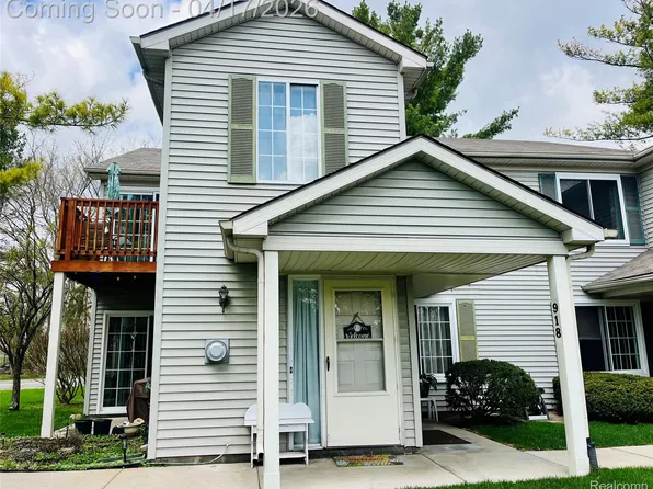 920 Saybrook Dr #19, Waterford, MI 48327