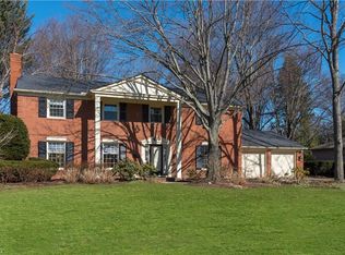 30028 Applewood Dr, Bay Village, OH