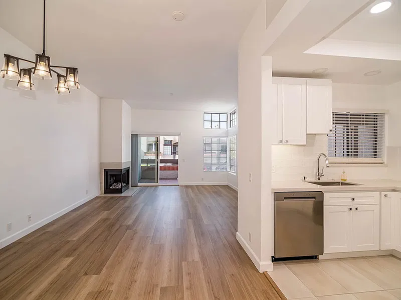 2 bed, 2.0 bath, 1178 sqft, $2,000 — Photo 2