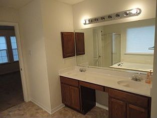 5th image of 2304 N Harper Dr