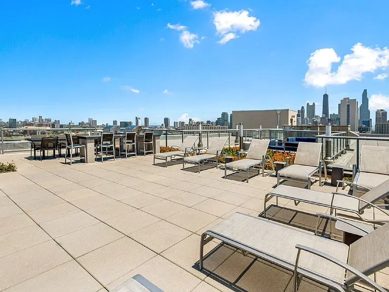 902 W Superior St #1408 — Photo 3