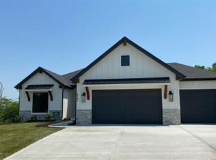 7090 NW Magnus Ct, Parkville, MO 64152