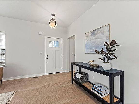 4th image of 402 Woodview Dr