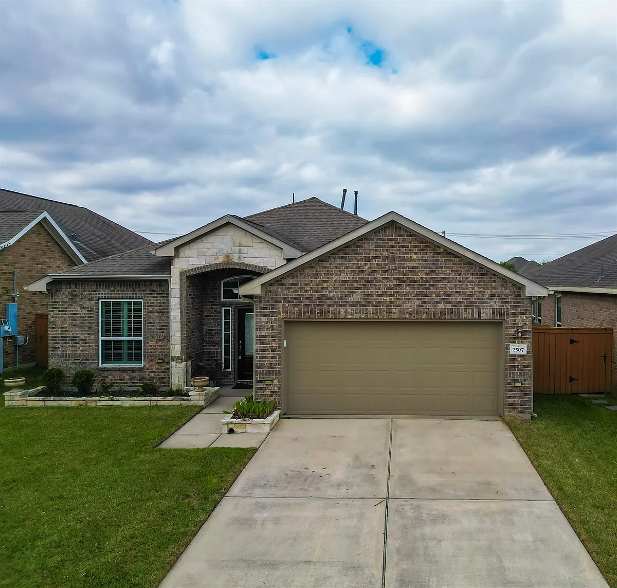 Photo 1 of 38 - 2507 Galley Ridge Dr - La Marque, TX Primary Photo - 2507 Galley Ridge Dr