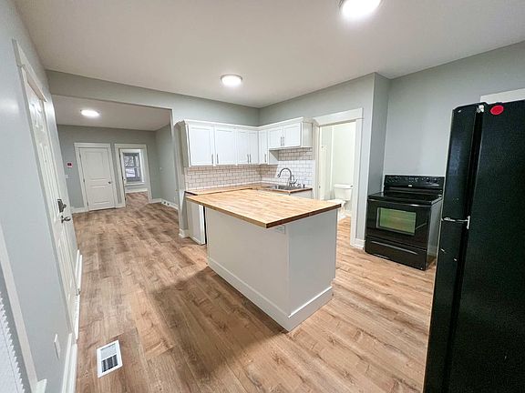 3rd image of 917 Baldwin St SE #1
