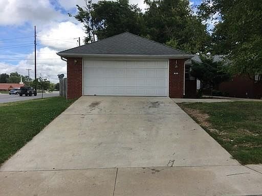 2nd image of 901 E Mimosa Pl