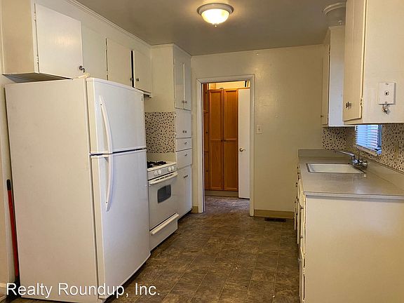 3rd image of 322 E Canterbury Dr