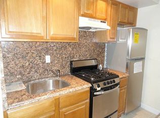 19204 39th Ave, Flushing, NY 11358