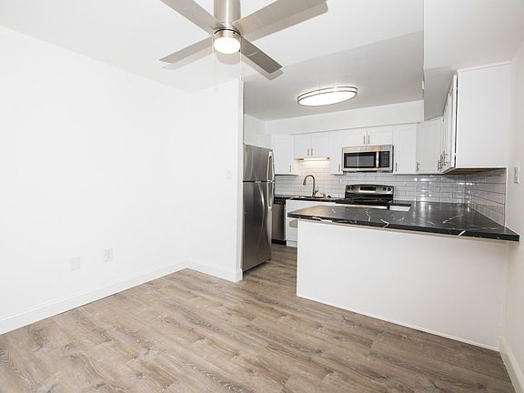 3rd image of 126 Middle Rd APT B11