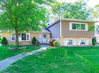 818 Kings Point Dr E, Addison, IL 60101