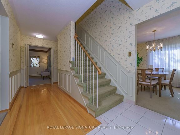 5th image of 19 Castle Hill Dr