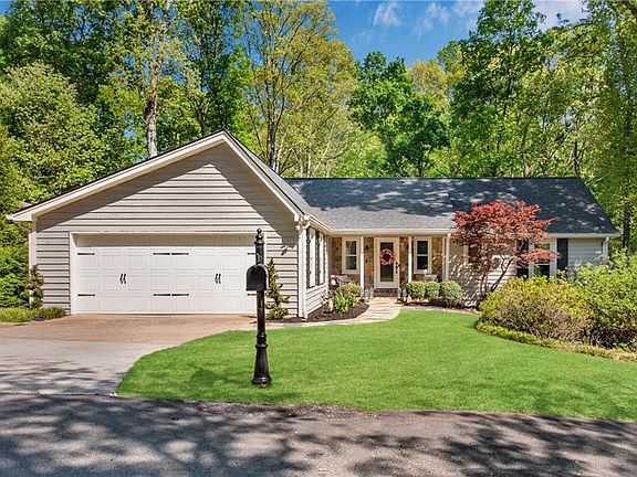 4th image of 120 Boxelder Ln