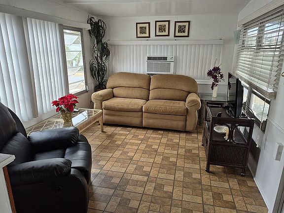 5th image of 2125 Ocean View St