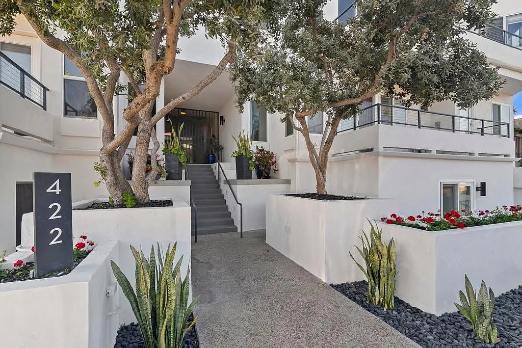 422 Rosecrans St — Photo 2