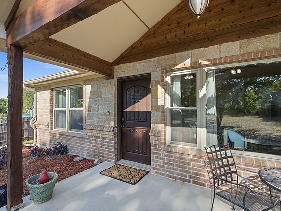 5th image of 328 Silver Ln