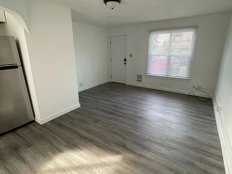 327 N 4th St #8 — Photo 2