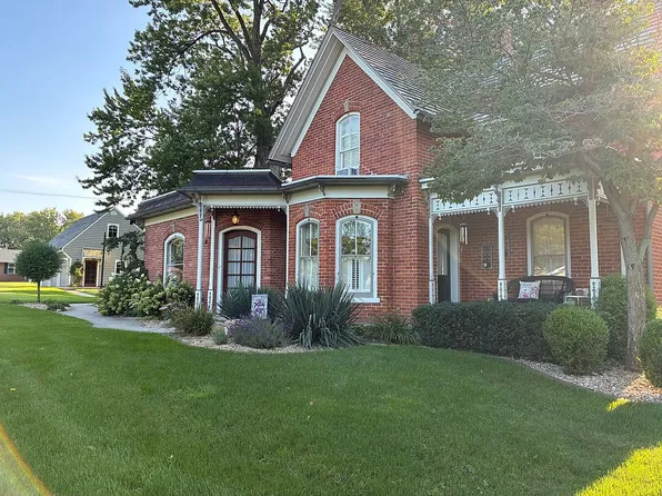 301 W Waterford St, Wakarusa, IN 46573