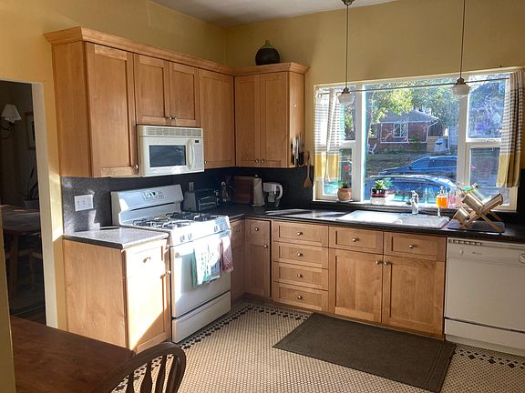 2nd image of 988 E Belmont Ave