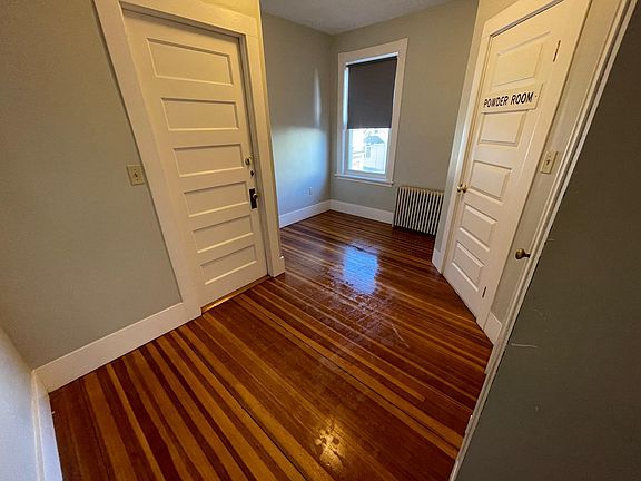 bedroom (can accommodate a queen bed)