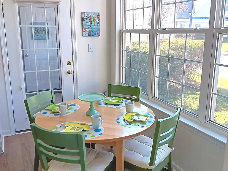 Eat-in kitchen table