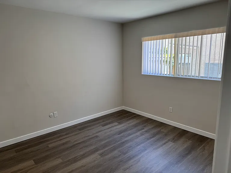1272 W 22nd St #2 — Photo 6