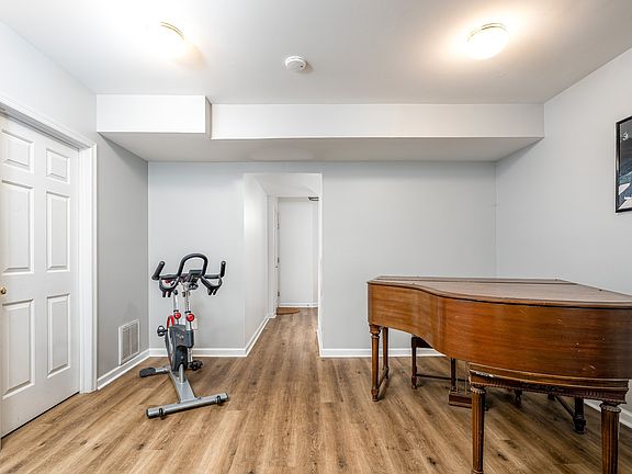 4th image of 722 Huffine Manor Cir