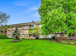 320 Claymoor Rd #3-B, Hinsdale, IL 60521