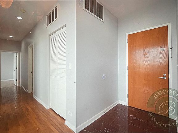 3rd image of 2450 W Howard St #402